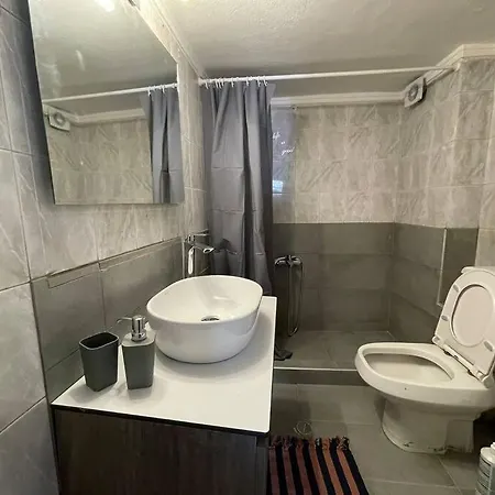 Spacious Homy 2bedroom Apt /4p 公寓 *